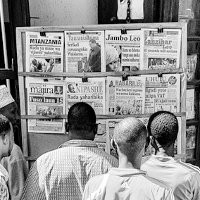 Newspaper reading, por Yoni Lerner (via Flickr)