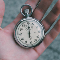 Old pocket watch, por Veri Ivanova (via Unsplash)