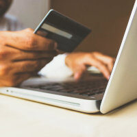 Business Man with a credit card, por Rupixen (via Unsplash)