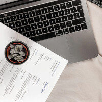 CV and computer, por João Ferrão (via Unsplash)